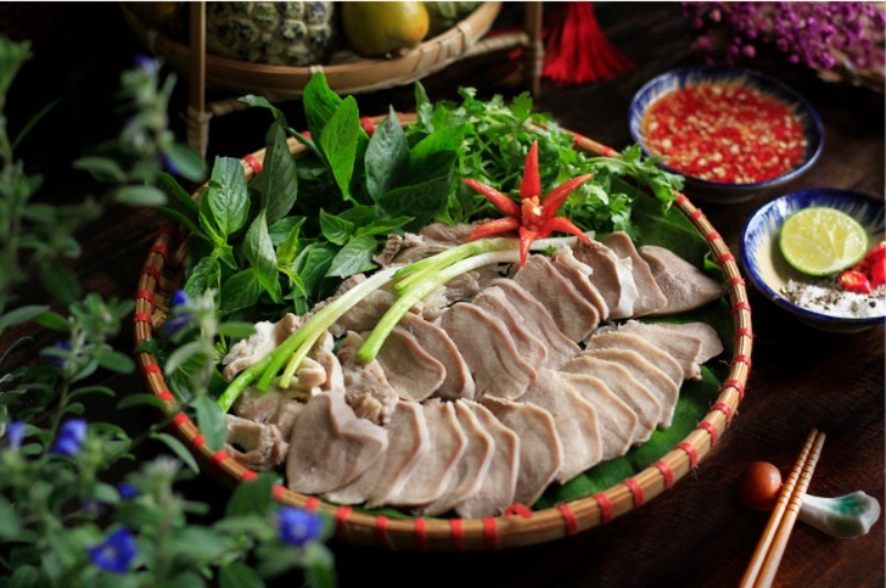 Lưỡi heo luộc được bày ra mẹt