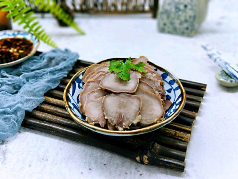 Lưỡi heo hầm nước tương giòn sần sật