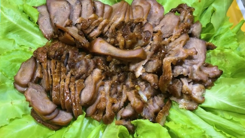 Lưỡi heo rim nước dừa hòa quyện với vị cay nồng