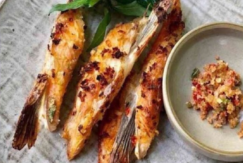 Lườn cá hồi nướng muối sả giòn ngon, cay nồng