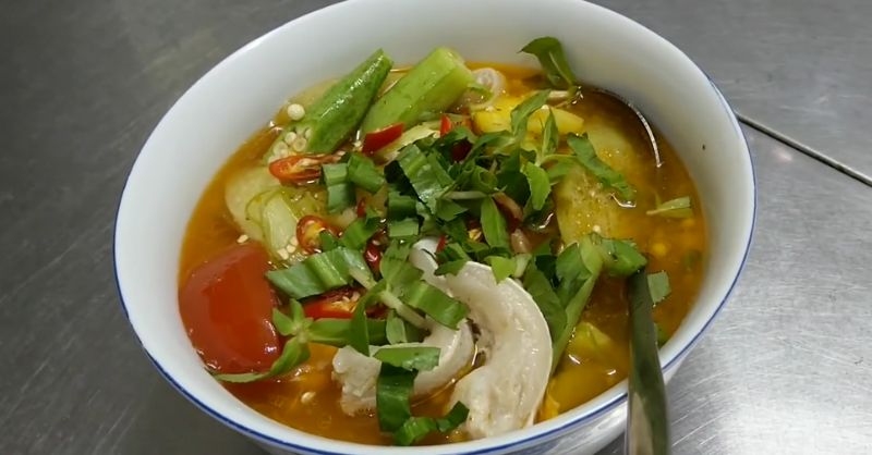 Lườn cá hồi nấu canh chua cực hấp dẫn