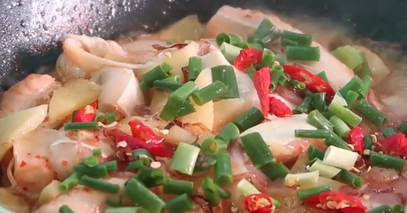 Lườn cá hồi kho thơm chua ngọt