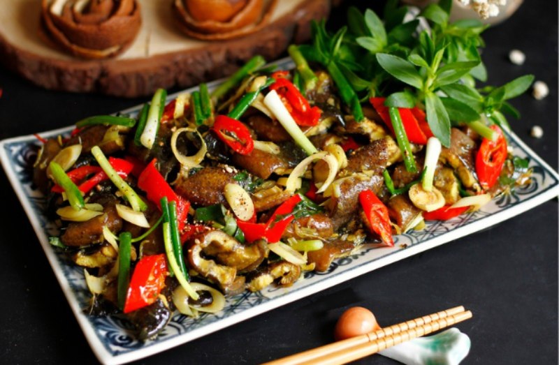 Lươn xào sả ớt cay thơm 