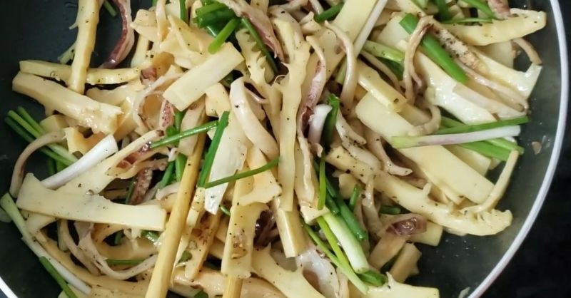 Mực khô xào măng giòn ngon