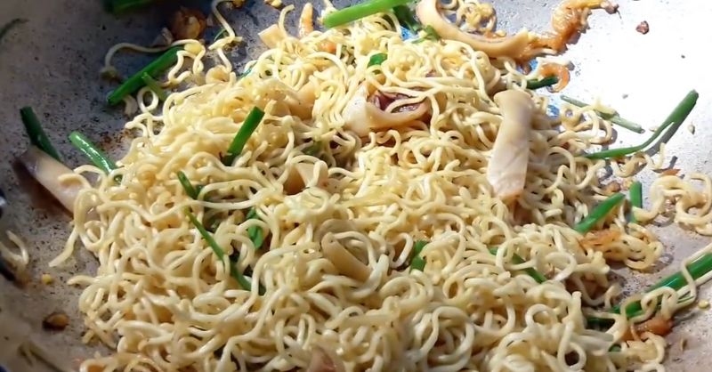 Mì xào mực khô ngon miệng