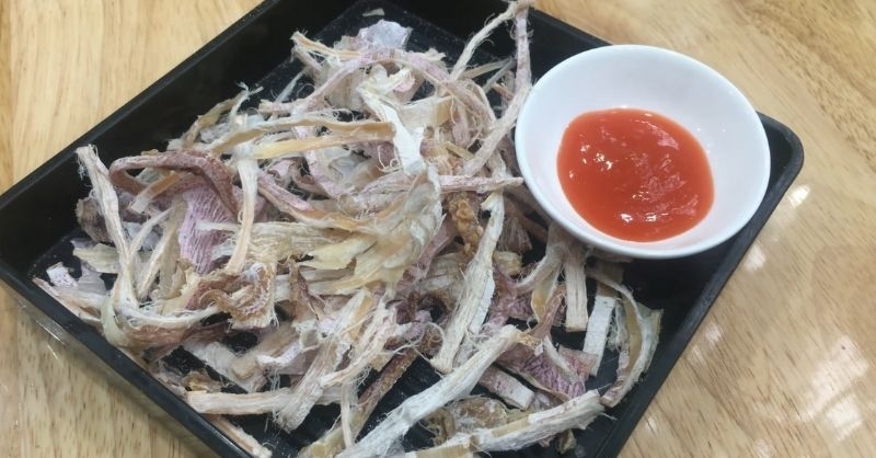 Mực khô nướng ăn kèm tương ớt