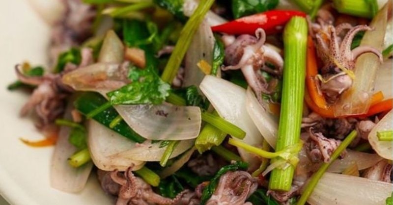 Mực khô xào cần tỏi thơm ngon