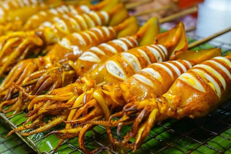 Mực nướng than vàng ruộm, mực dai ngọt, tỏa mùi thơm hấp dẫn