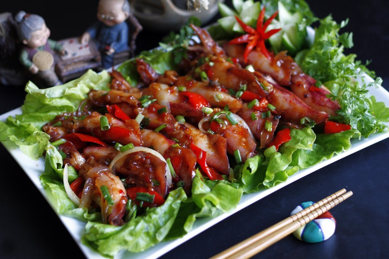 Mực chiên nước mắm đậm đà, màu vàng cánh gián hấp dẫn