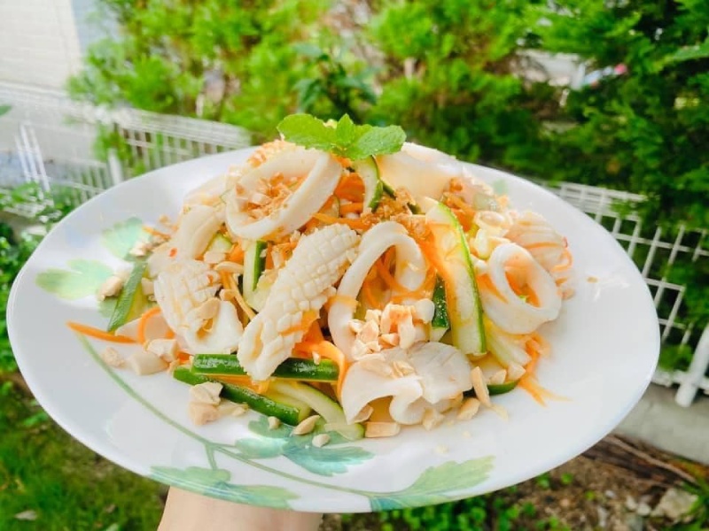 Gỏi mực trộn chua ngọt, mực giòn tươi, rau thơm hấp dẫn