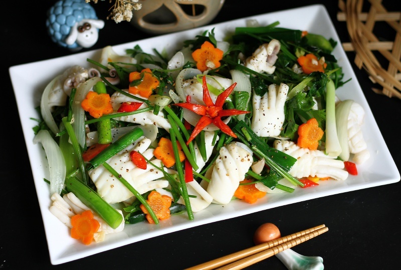 Mực xào cần tây thơm nhẹ, mực tươi giòn, rau xanh đẹp mắt