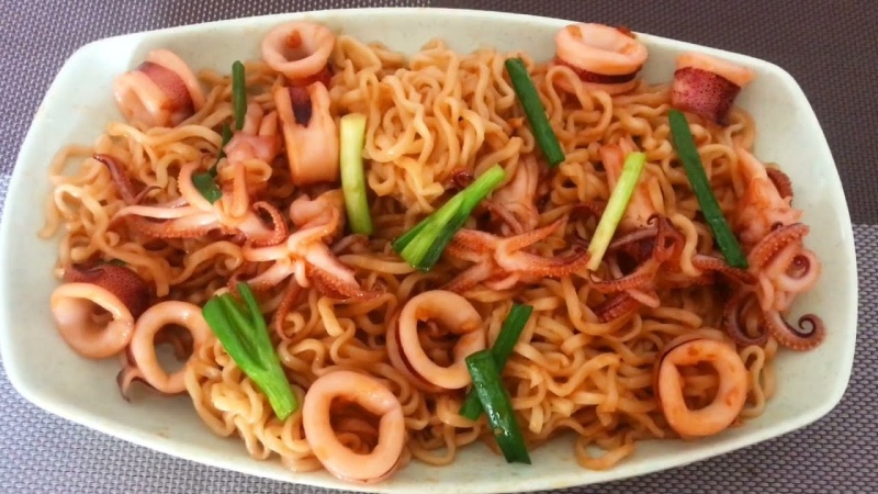 Mì xào mực sợi vàng óng, mực giòn ngọt, rau củ hấp dẫn