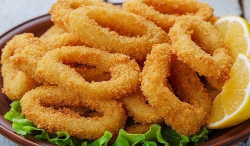 Mực chiên xù lớp bột giòn rụm, bên trong mực mềm ngọt