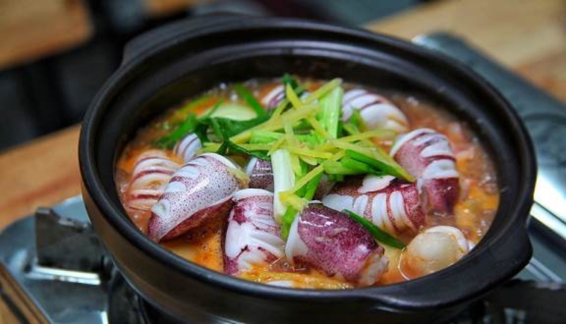 Lẩu mực nóng hổi, nước dùng chua cay, nhiều mực tươi