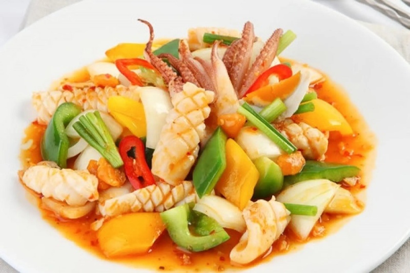 Mực xào ớt chuông nhiều màu sắc, mực giòn ngọt, món ăn hấp dẫn