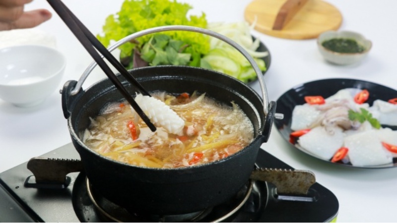Mực nhúng giấm tươi giòn, ăn kèm rau sống và nước chấm