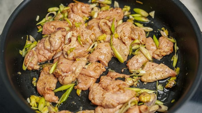 Nầm bò xào sả ớt