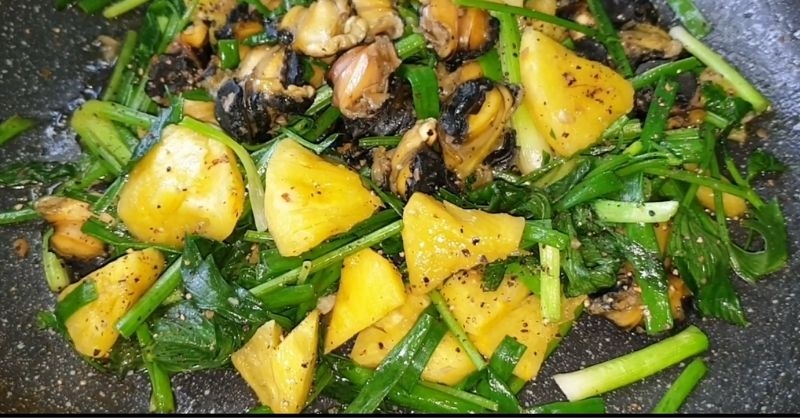 Ốc bươu xào dứa