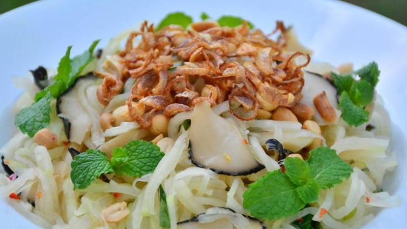 Gỏi ốc giác củ hành, vị giòn ngọt, hòa quyện giữa ốc giác và hành tươi