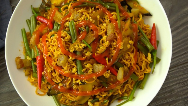 Mì xào ốc giác, sợi mì mềm, ốc giác tươi ngon, gia vị đậm đà