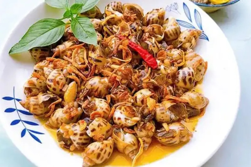 Ốc hương xào sả ớt cay nồng, dậy mùi sả và ớt tươi