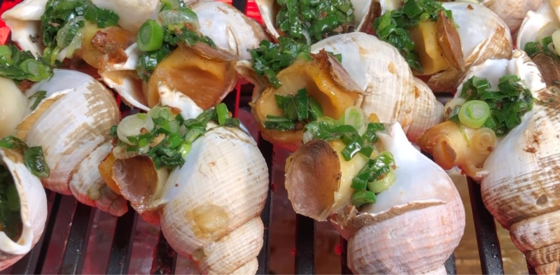 Ốc hương nướng mỡ hành béo thơm, hành xanh và đậu phộng hấp dẫn