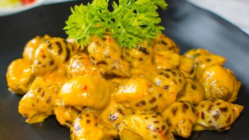 Ốc hương sốt trứng muối béo ngậy, sốt vàng sánh phủ đều từng con ốc