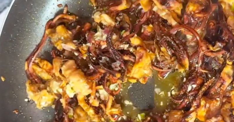 Râu khô mực xào mắm tỏi