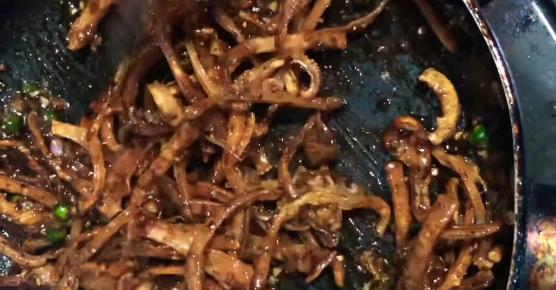 Râu khô mực chiên giòn sốt tiêu