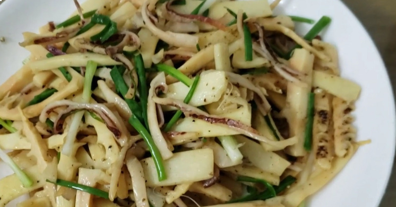 Măng xào râu khô mực