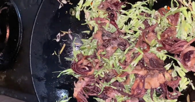 Hoa riềng xào râu khô mực