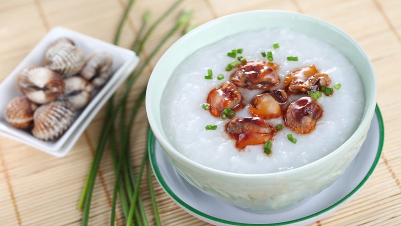 Cháo sò huyết nóng hổi với hành ngò và tiêu xay, món ăn bổ dưỡng