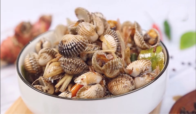 Sò huyết hấp cay kiểu Thái với sả, ớt và lá chanh