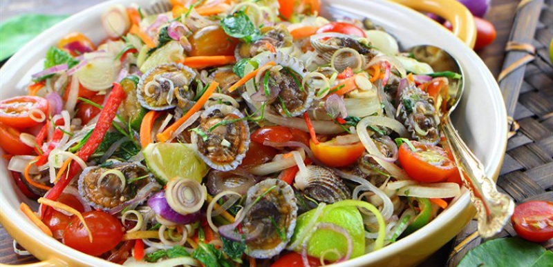 Gỏi sò huyết trộn rau thơm và nước mắm chua cay