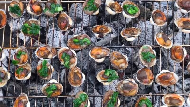 Sò huyết nướng mỡ hành trên than hồng, phủ mỡ hành và đậu phộng rang