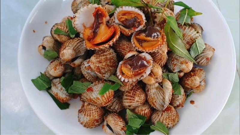 Sò huyết rang muối ớt cay mặn, lớp vỏ áo muối ớt đậm đà