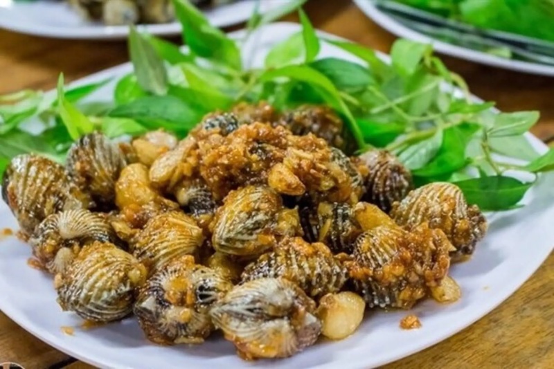 Sò huyết xào bơ tỏi vàng óng, bơ béo hòa quyện cùng tỏi phi thơm