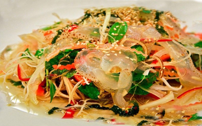 Sứa xào sa tế rải vừng bắt mắt