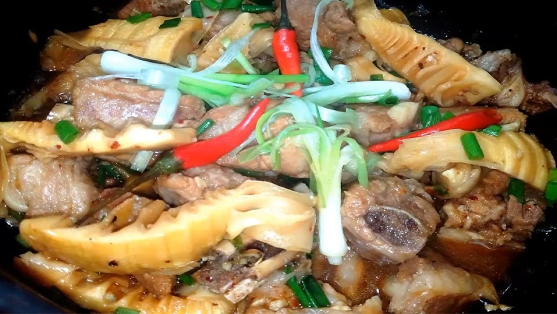 Sườn dê xào măng