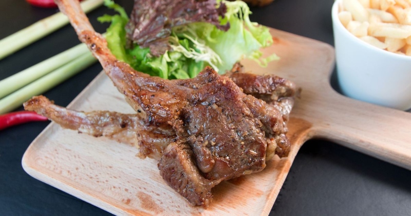 Sườn dê áp chảo hương mắc khén