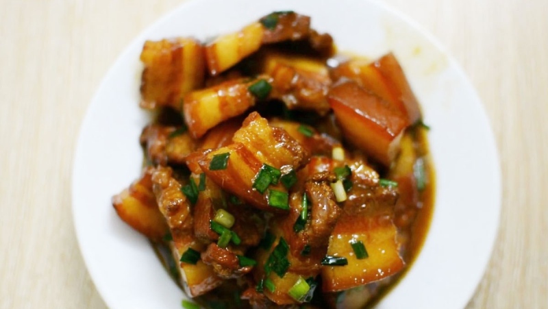 Thịt ba chỉ kho nước dừa màu nâu óng, thịt mềm béo, nước kho sánh