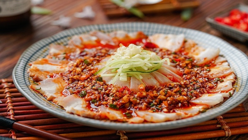 Thịt ba chỉ luộc sốt tỏi cay thơm nồng, vị cay nhẹ kích thích