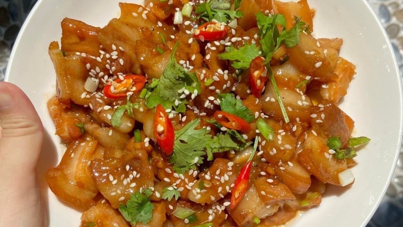 Thịt ba chỉ rim mặn ngọt đậm đà, màu cánh gián bóng đẹp