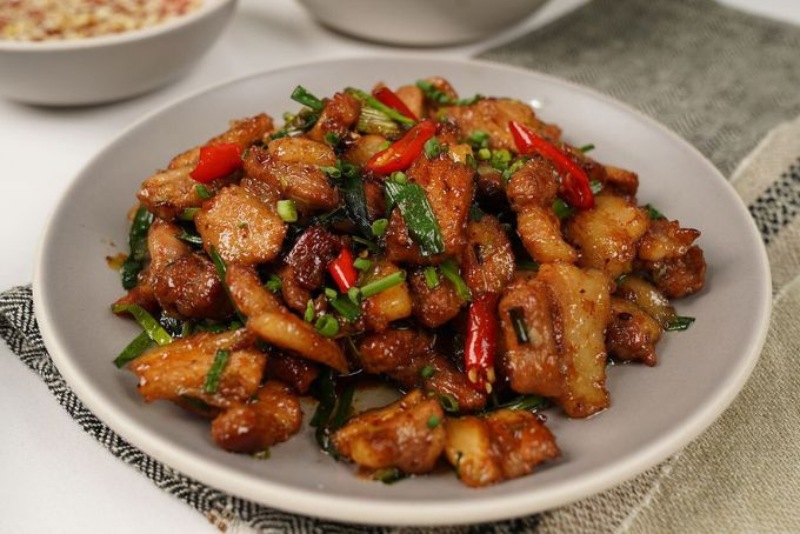 Thịt ba chỉ rang cháy cạnh vàng giòn, miếng thịt xém cạnh hấp dẫn