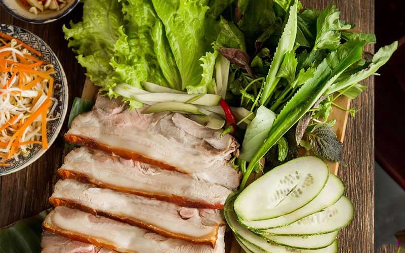 Thịt ba chỉ luộc cuốn bánh tráng, ăn kèm rau sống tươi mát