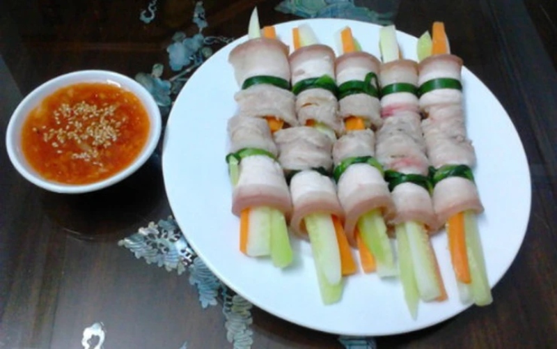 Thịt ba chỉ luộc cuộn rau củ tươi xanh, trình bày đẹp mắt