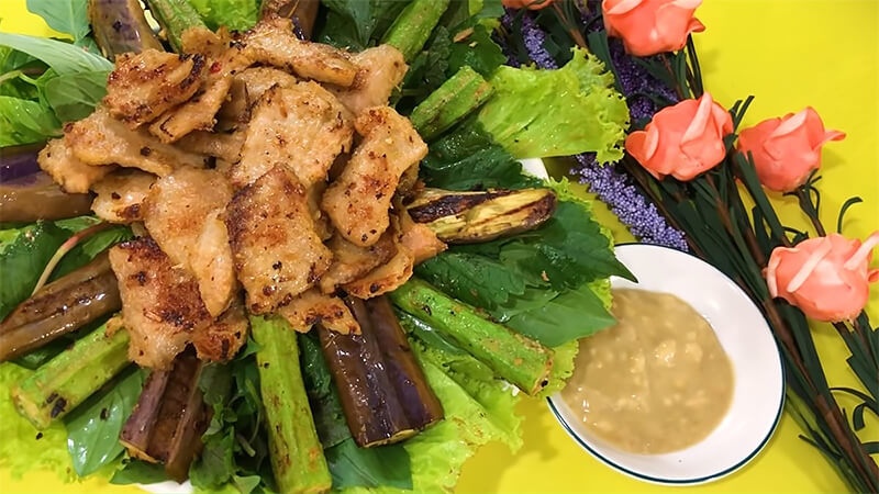 Thịt dê nướng chao vàng thơm, ướp chao béo ngậy