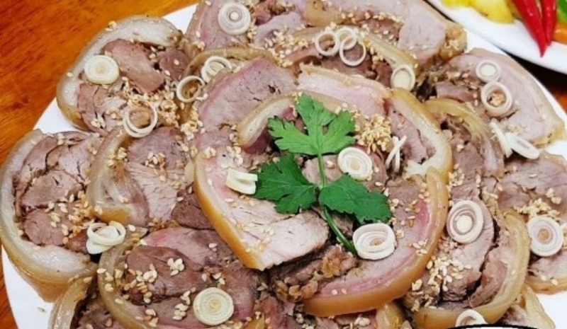 Thịt dê hấp sả nóng hổi, sả cây tỏa mùi thơm dịu hấp dẫn