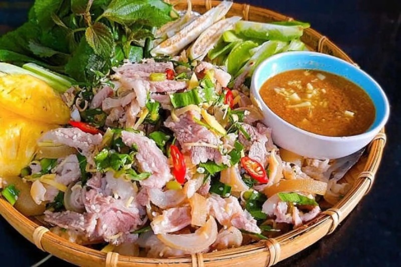 Thịt dê tái chanh trộn chanh tươi và rau thơm, vị chua cay hài hòa