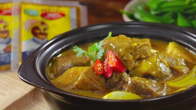 Cà ri dê nấu nước cốt dừa sánh mịn, thịt dê mềm thấm gia vị đậm đà